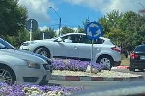 S-a urcat pe sensul giratoriu din Războieni în timpul examenului auto! 9 sens giratoriu e1659353902988 - S-a urcat pe sensul giratoriu din Războieni în timpul examenului auto!