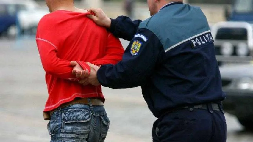 bărbat reținut de politisti bărbat reținut de politisti