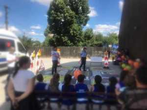 Copiii de la Atelierele de vară ȘOTRON au fost instruiți de către polițiști pentru siguranța acestora! 1 copii politie - Copiii de la Atelierele de vară ȘOTRON au fost instruiți de către polițiști pentru siguranța acestora!