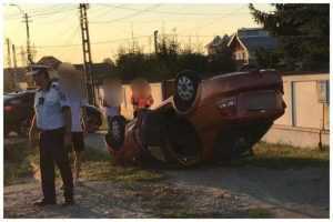 (VIDEO) Un șofer s-a răsturnat cu mașina în comuna Bascov! Un bărbat transportat la spital! 1 masina rasturnata