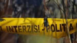 Adolescent de 15 ani, găsit spânzurat de creanga unui copac 1 politia nu treceti 05842300 - Adolescent de 15 ani, găsit spânzurat de creanga unui copac
