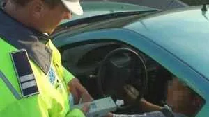 Șoferi inconștienți! Doi argeșeni prinși băuți la volan! 1 beat volan etilotest - Șoferi inconștienți! Doi argeșeni prinși băuți la volan!