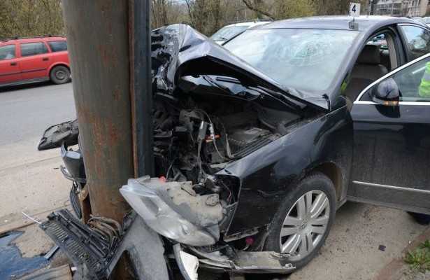accident masina-in-stalp