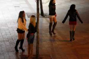 Prostituatele din Pitești s-au trezit cu polițiștii peste ele! 3 prostituate - Prostituatele din Pitești s-au trezit cu polițiștii peste ele!
