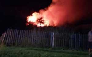 (VIDEO) Incendiu la o gospodărie, au ars peste 100 mp! 1 incendiu casa