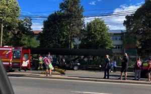 accident maramures e1660152355758 640x400 1 - I s-a făcut rău la volan și a intrat cu mașina într-o stație de autobuz