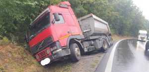 ACUM! Un camion s-a răsturnat la Cotmeana! 28 camion rasturnat - ACUM! Un camion s-a răsturnat la Cotmeana!