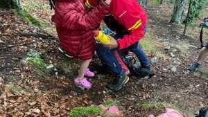 O familie plecată în drumeție a rămas blocată pe munte din cauza unei furtuni în Argeș. Copiii erau încălțați cu papuci! 2 salvamnt arges - O familie plecată în drumeție a rămas blocată pe munte din cauza unei furtuni în Argeș. Copiii erau încălțați cu papuci!