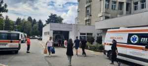 (VIDEO) Resuscitare în centrul Piteștiului! S-a prăbușit în fața bisericii! 1 spital - (VIDEO) Resuscitare în centrul Piteștiului! S-a prăbușit în fața bisericii!