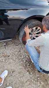 Medicul Tibi Irimia și fiul său au salvat un pisoiaș blocat într-o roată! 2 Tibi Irimia - Medicul Tibi Irimia și fiul său au salvat un pisoiaș blocat într-o roată!