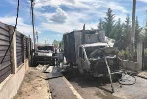 incendiu autoutilitare 2 - Incendiu violent în Pitești! Două autoutilitare- cuprinse de flăcări