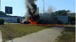 incendiu benzinarie - O mașină a ajuns în flăcări, într-o benzinărie după ce a sărit peste un sens giratoriu!