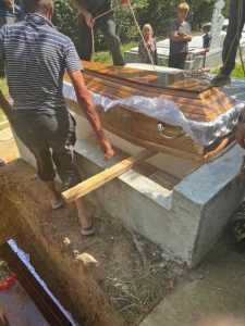 (VIDEO) Tatăl, mama și fratele geamăn ai criminalului de la Bascov au fost înmormântați! 2 inmormantare - (VIDEO) Tatăl, mama și fratele geamăn ai criminalului de la Bascov au fost înmormântați!