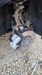 Medicul Tibi Irimia și fiul său au salvat un pisoiaș blocat într-o roată! 1 pisica - Medicul Tibi Irimia și fiul său au salvat un pisoiaș blocat într-o roată!