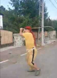 ATENȚIE - Imagini cu impact emoțional! Un alt eveniment groaznic a avut loc în Bascov, la doar câteva zile după măcelul schizofrenicului! 3 bascov agresor - ATENȚIE - Imagini cu impact emoțional! Un alt eveniment groaznic a avut loc în Bascov, la doar câteva zile după măcelul schizofrenicului!