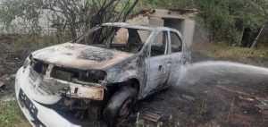 incendiu masina - Oltima oră! Flăcările au cuprins un autoturism și 100 mp de vegetație!