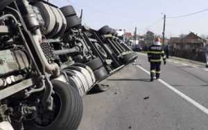 TIR cu ciment răsturnat pe DN 65, Slatina-Pitești! Trafic blocat! 1 TIR-rasturnat