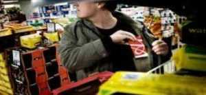 furt supermarket - Tânăr din Pitești- reținut! A furat mâncare în valoare de 2.000 de lei dintr-un magazin