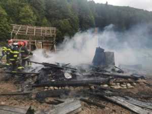 Incendiu la o casă bătrânească din Bughea de Jos! 12 incendiu casă