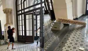 copil 6 ani ranit grav statuie primaria capitalei cazut 786138 - (VIDEO) Momentul în care statuia din holul Primăriei Capitalei cade peste băiețelul de 7 ani