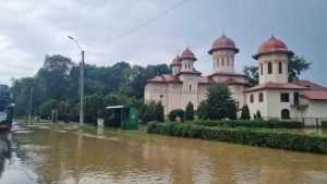 inundatii 2 - (VIDEO) Cartiere întregi inundate în Pitești! Canalizările nu mai fac față!