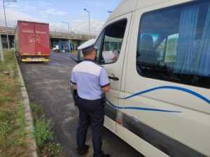 Șoferii de transport în comun, sancționați cu 6.000 de lei de către polițiștii rutieri din Argeș! 1 ipjjj - Șoferii de transport în comun, sancționați cu 6.000 de lei de către polițiștii rutieri din Argeș!