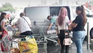 A parcat în fața unui supermarket pentru a-și pune produsele în mașină 1 sofer supermarket - A parcat în fața unui supermarket pentru a-și pune produsele în mașină