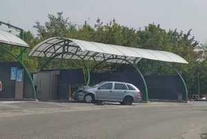 accident - (VIDEO) Accident la Auchan Bradu după ce a intrat direct în spălătorie!