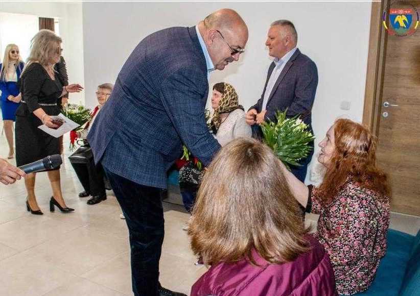 Canalizarea centrului DGASPC de la Băbana a cedat după doar 3 zile de funcţionare 1 minzina si batrane la inaugurarea centrului DGASPC (2)