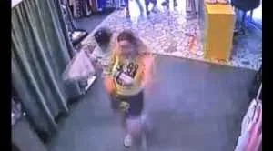 Și-a uitat telefonul în cabina de probă! O tânără din Mioveni i l-a furat 1 cabina proba furt - Și-a uitat telefonul în cabina de probă! O tânără din Mioveni i l-a furat