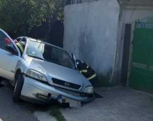 Încă o mașină s-a izbit de un cap de pod! Șoferul era începător 1 masina cap pod 1 - Încă o mașină s-a izbit de un cap de pod! Șoferul era începător