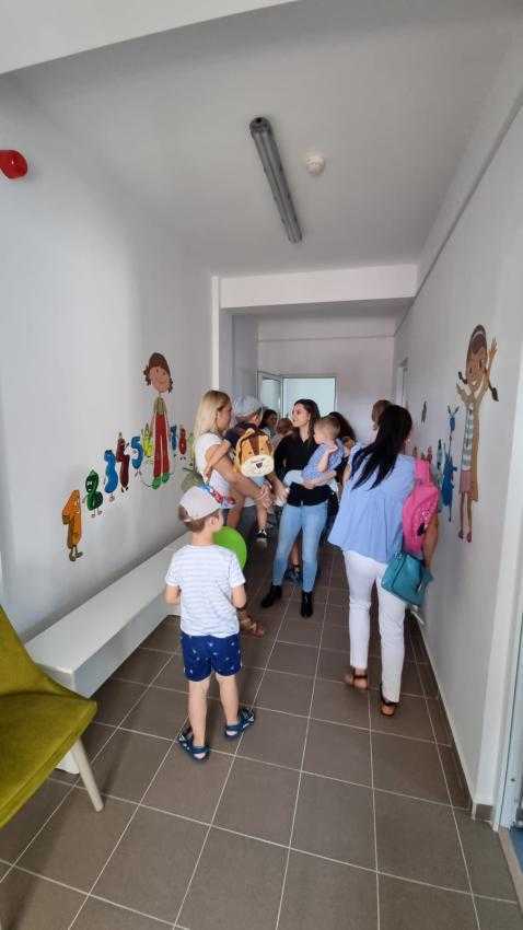 Prima creșă din Bradu și-a deschis porțile în prezența micuților beneficiari 4 intrare cresa - Prima creșă din Bradu și-a deschis porțile în prezența micuților beneficiari