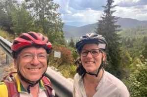 turisti canadieni urs - Turiști canadieni îngroziți de un mesaj RO-ALERT! Au crezut că URSS a invadat România!