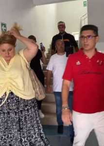 Vedea10 - Șoșoacă a asaltat Spitalul Vedea: managerul a evacuat clădirea, polițiștii s-au ascuns după gard!