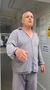 Vedea13 - Șoșoacă a asaltat Spitalul Vedea: managerul a evacuat clădirea, polițiștii s-au ascuns după gard!