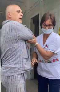 Vedea14 - Șoșoacă a asaltat Spitalul Vedea: managerul a evacuat clădirea, polițiștii s-au ascuns după gard!