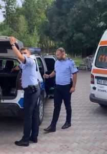 Vedea19 - Șoșoacă a asaltat Spitalul Vedea: managerul a evacuat clădirea, polițiștii s-au ascuns după gard!