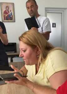 Vedea2 - Șoșoacă a asaltat Spitalul Vedea: managerul a evacuat clădirea, polițiștii s-au ascuns după gard!