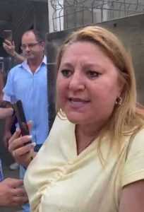 Vedea24 - Șoșoacă a asaltat Spitalul Vedea: managerul a evacuat clădirea, polițiștii s-au ascuns după gard!