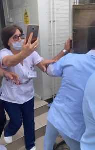 Vedea26 - Șoșoacă a asaltat Spitalul Vedea: managerul a evacuat clădirea, polițiștii s-au ascuns după gard!