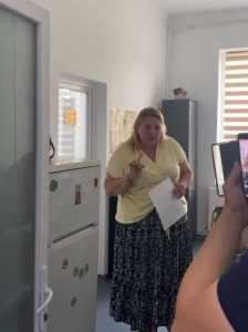 Vedea8 - Șoșoacă a asaltat Spitalul Vedea: managerul a evacuat clădirea, polițiștii s-au ascuns după gard!