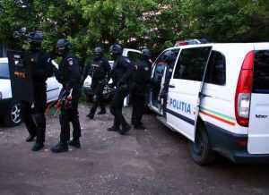DGA Argeș: Percheziții la DGASPC Vâlcea privind fraudarea bugetului cu certificate de handicap 1 politie mascati perchezitii scaled 1 - DGA Argeș: Percheziții la DGASPC Vâlcea privind fraudarea bugetului cu certificate de handicap