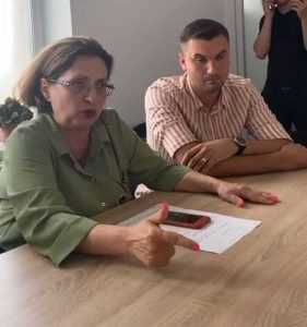 sosoacaaa - Șoșoacă a asaltat Spitalul Vedea: managerul a evacuat clădirea, polițiștii s-au ascuns după gard!