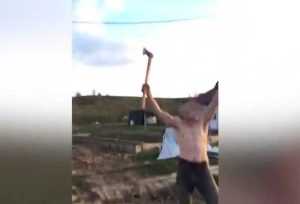 Amenințări cu toporul și cuțitul! Doi tineri din Călinești- reținuți 1 topor barbat - Amenințări cu toporul și cuțitul! Doi tineri din Călinești- reținuți