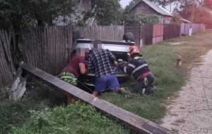 S-a urcat beat la volan și a băgat o tânără de 19 ani în spital 3 masina rasturnata 2 - S-a urcat beat la volan și a băgat o tânără de 19 ani în spital