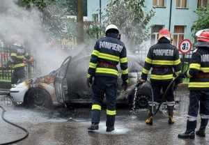 incendiu masina - Incendiu violent! Mașină distrusă de flăcări