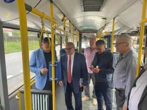 Cristian Gentea și primarul comunei Bascov, alături de călătorii cursei metropolitane 23 Gentea si primar Bascov