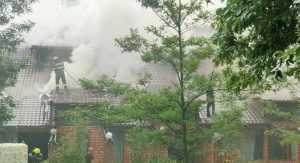 incendiu ciobanasu 3 - (VIDEO) Angajații restaurantului Ciobănașu au luptat cot la cot cu pompierii pentru a stinge incendiul