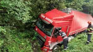 Accident între 2 TIR-uri pe Valea Oltului! 1 tir - Accident între 2 TIR-uri pe Valea Oltului!