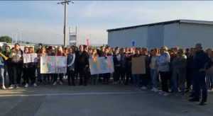 Protestul continuă și azi la Fabrica de Componente din industria auto, de la Ciumești! 7 GREVA - Protestul continuă și azi la Fabrica de Componente din industria auto, de la Ciumești!